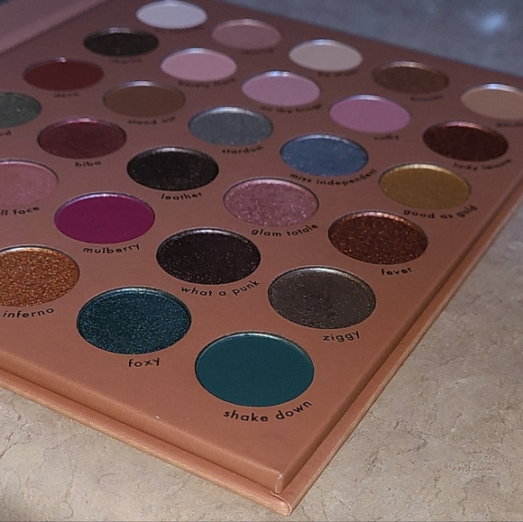 Kara Beauty 70's Eyeshadow Palette 30 Shades NIB - Picture 6 of 8